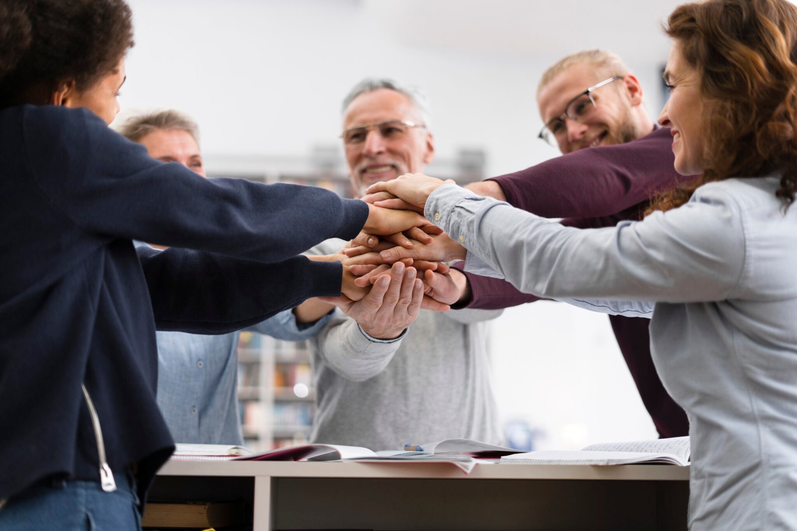 Équipe collaborative de l'agence web Powex travaillant sur un projet